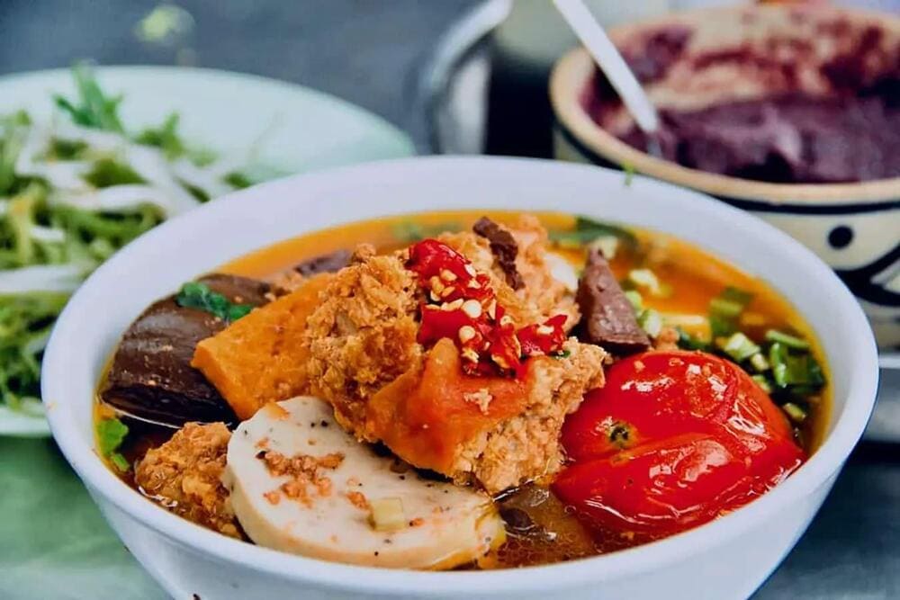 B&uacute;n ri&ecirc;u S&agrave;i G&ograve;n bắt mắt với ri&ecirc;u cua, c&agrave; chua đỏ au, đậu hũ v&agrave; rau sống